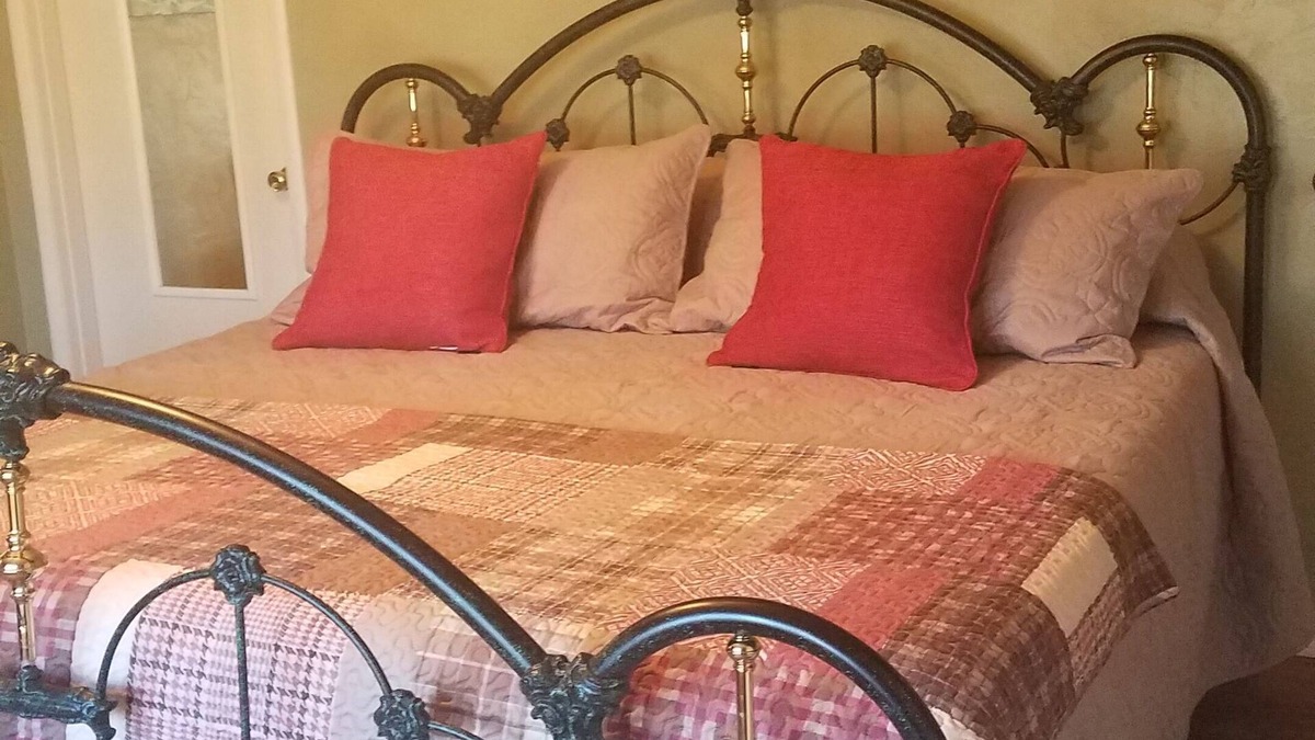Talent Apartment | ORCHARD SUITE - Private, Safe & Comfortable Getaway! Hot tub, Pet friendly