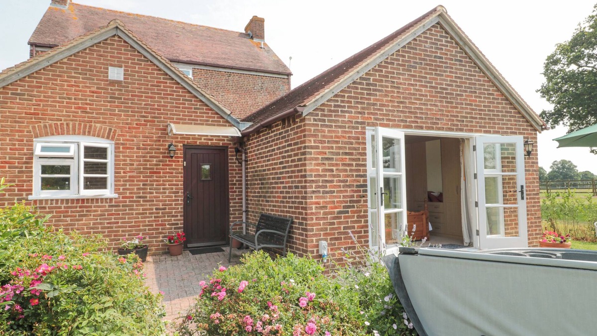 Moreton Cottage | ORCHARD VIEW, family friendly, with hot tub in Hartpury