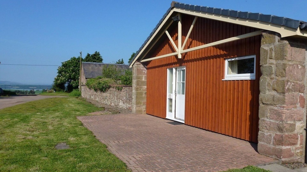 Kinross Cottage | Orchard View; Spacious 4 bed cottage in rural country location. Single storey