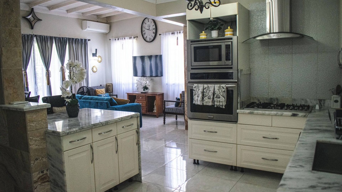 Mona Heights House | Orchid Home - Charming 2-bedroom house with WiFi and AC in Kingston 6