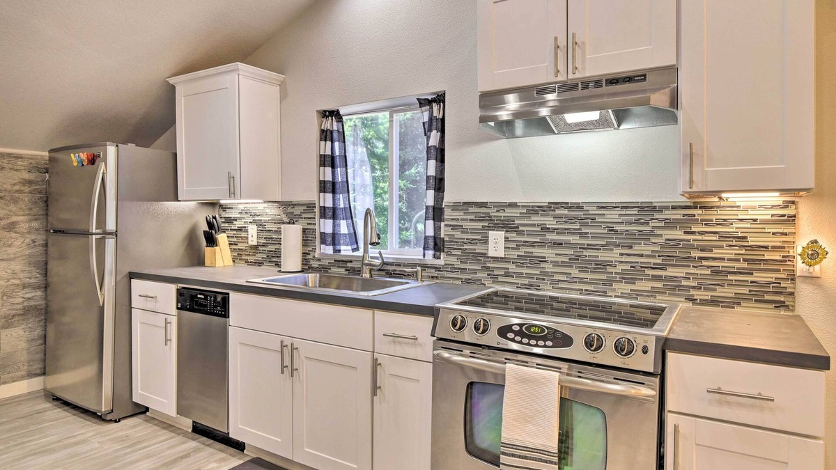 Oregon City House | Oregon City Abode ~ 23 Mi to Dtwn Portland!