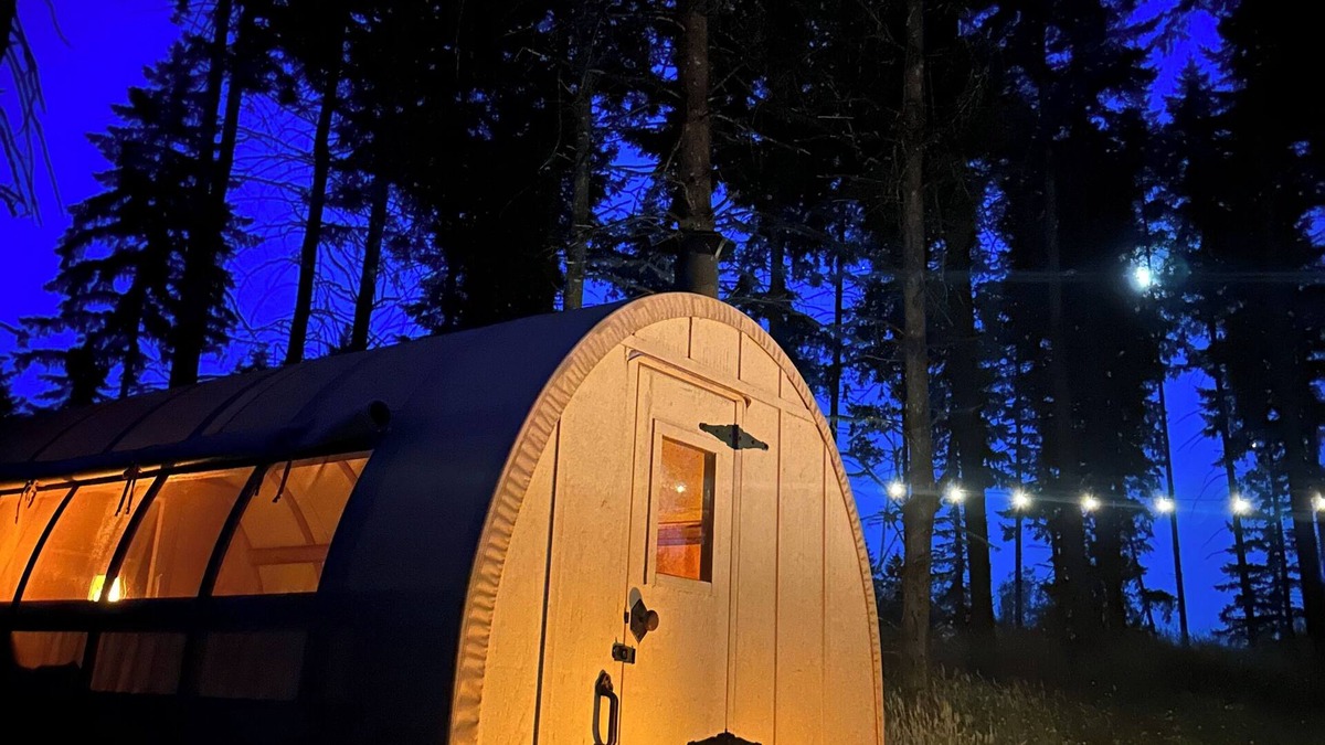 Oregon City House | Oregon Trail Covered Wagon by the Creek