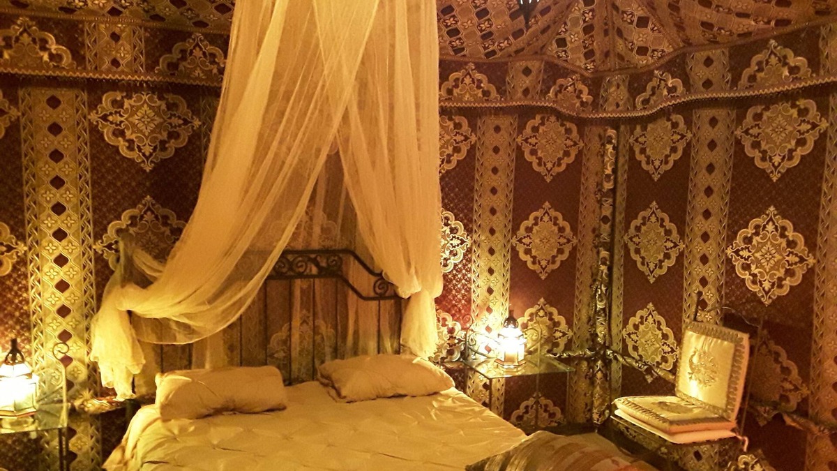 Lliber Cabin | Oriental Prince's Tent - the "1000 and 1 Night" experience