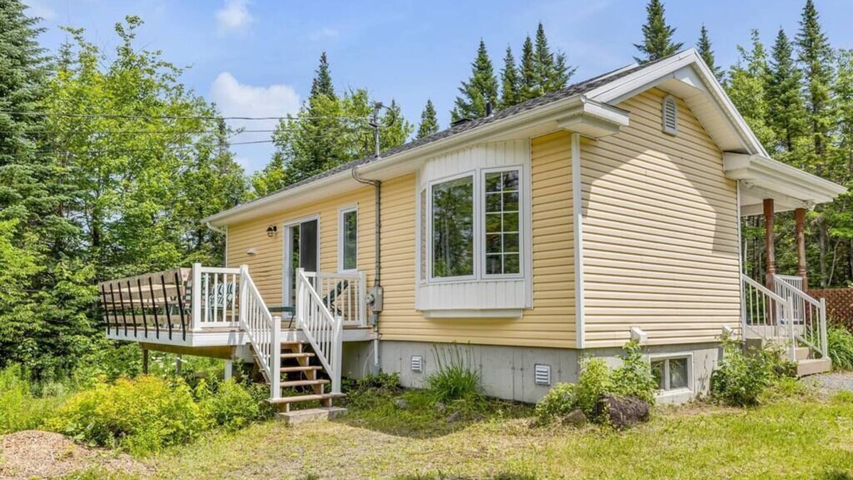 Saint-Brigitte-de-Laval House | Original Yellow Lac Beauport