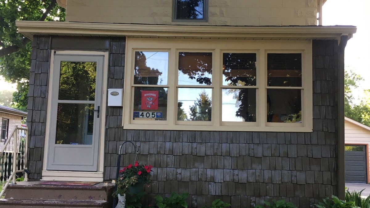 Madison House | Original cozy farmhouse homestead 2 blocks from the bike path and