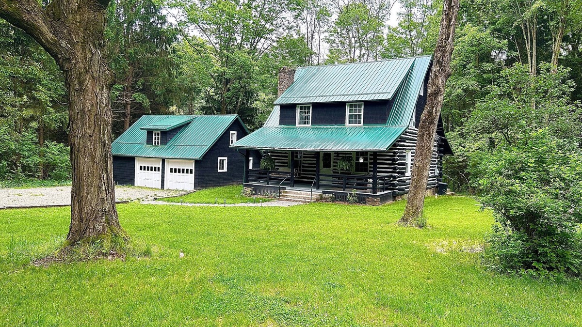 Boswell Cabin | Original log cabin on 3 private acres