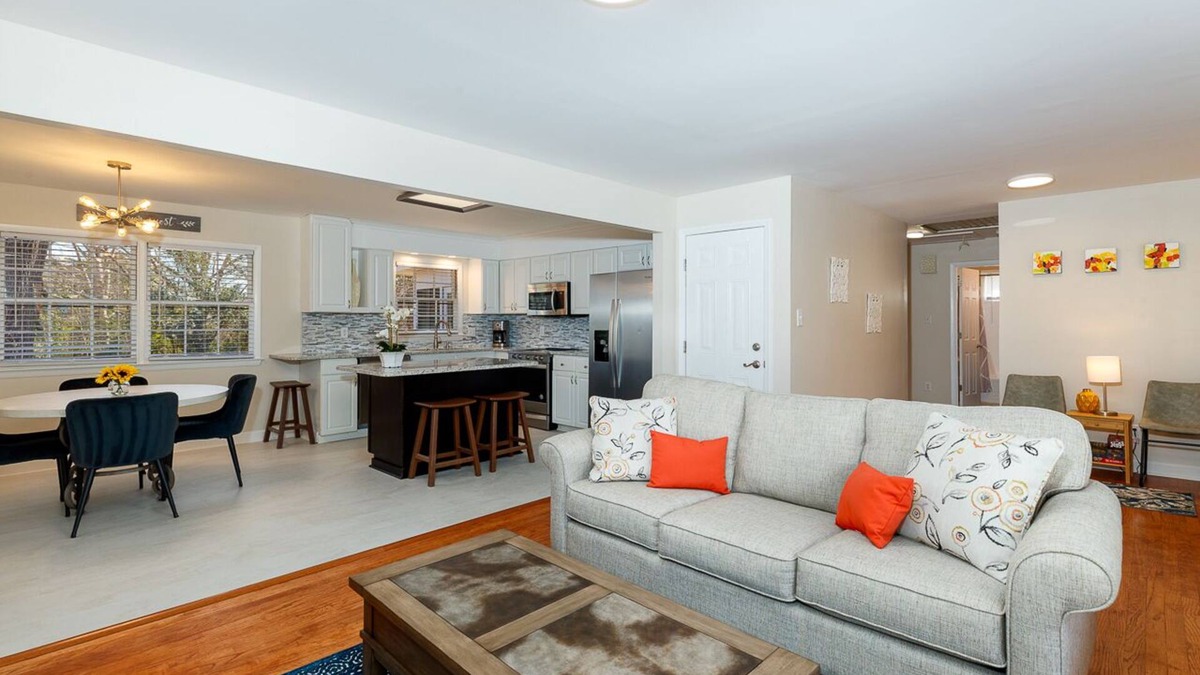 Northwest Raleigh House | Original Oak Tree Oasis: Private sunroom/deck/grill/firepit/yard (❤️ of Raleigh)
