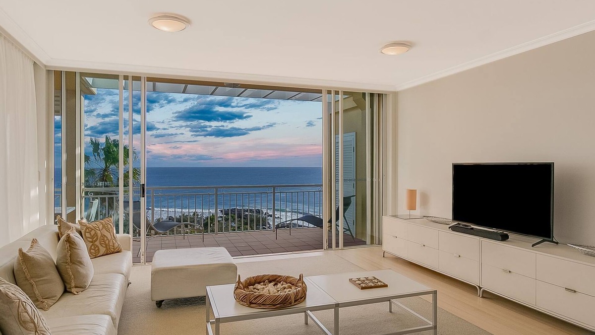 Coolangatta Apartment | Orion Unit 8 Modern apartment Overlooking Snapper Rocks with Wi-Fi included
