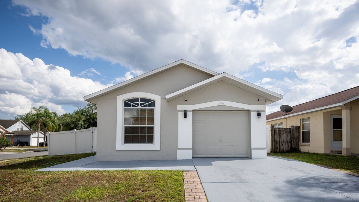 Boggy Creek Apartment | Orlando Studio - Private Entrance! 30 Mins. From Disney & 10 Mins. From Airport