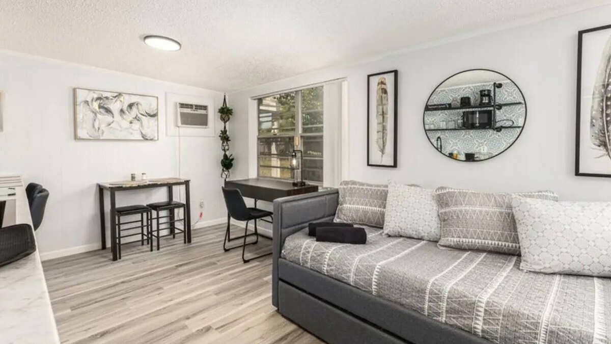 Pine Hills House | Orlando Studio Retreat King Bed + Pets OK
