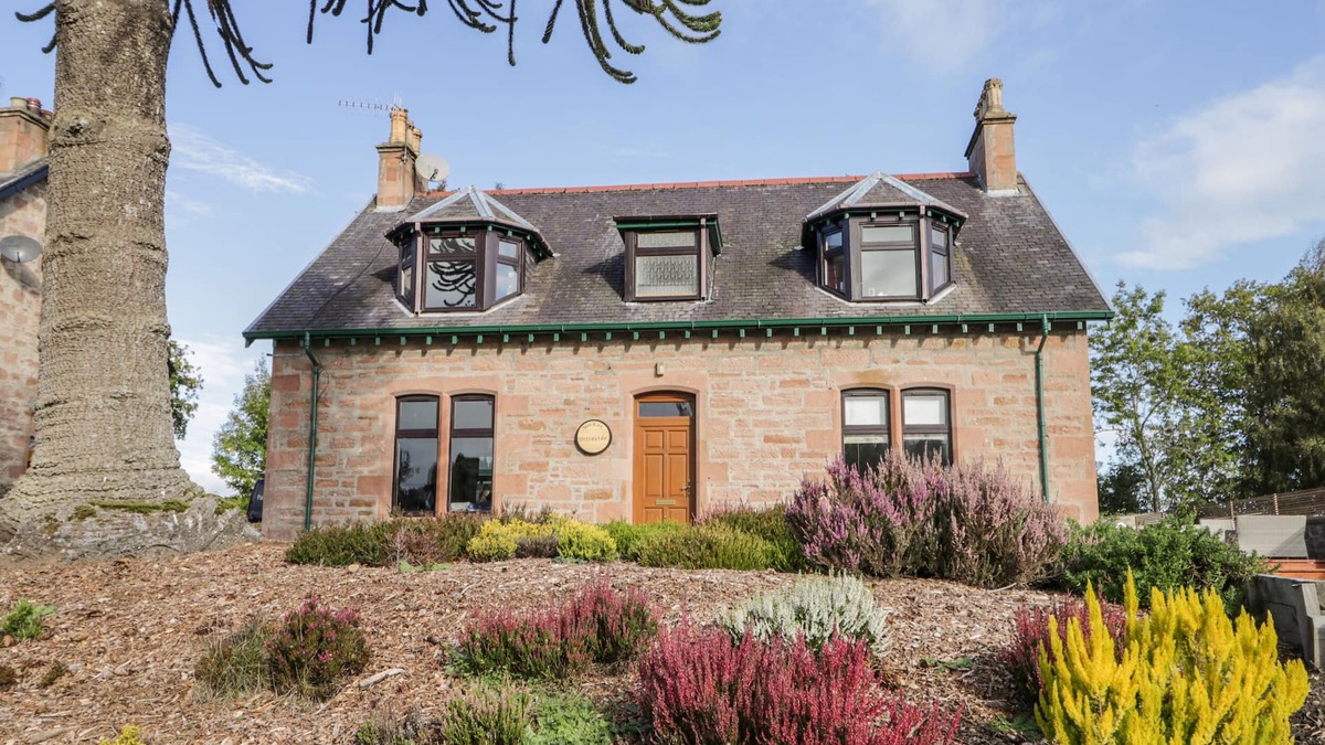 Marybank Cottage | ORRINSIDE, pet friendly, luxury holiday cottage in Muir Of Ord