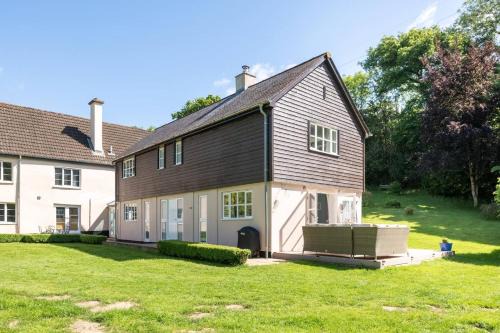 Holcombe Burnell House | Osbornes Holiday House near Exeter with swimming pool