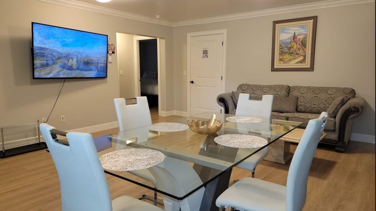 Abbotsford House | Oscar INN & 2BD Guest Suite