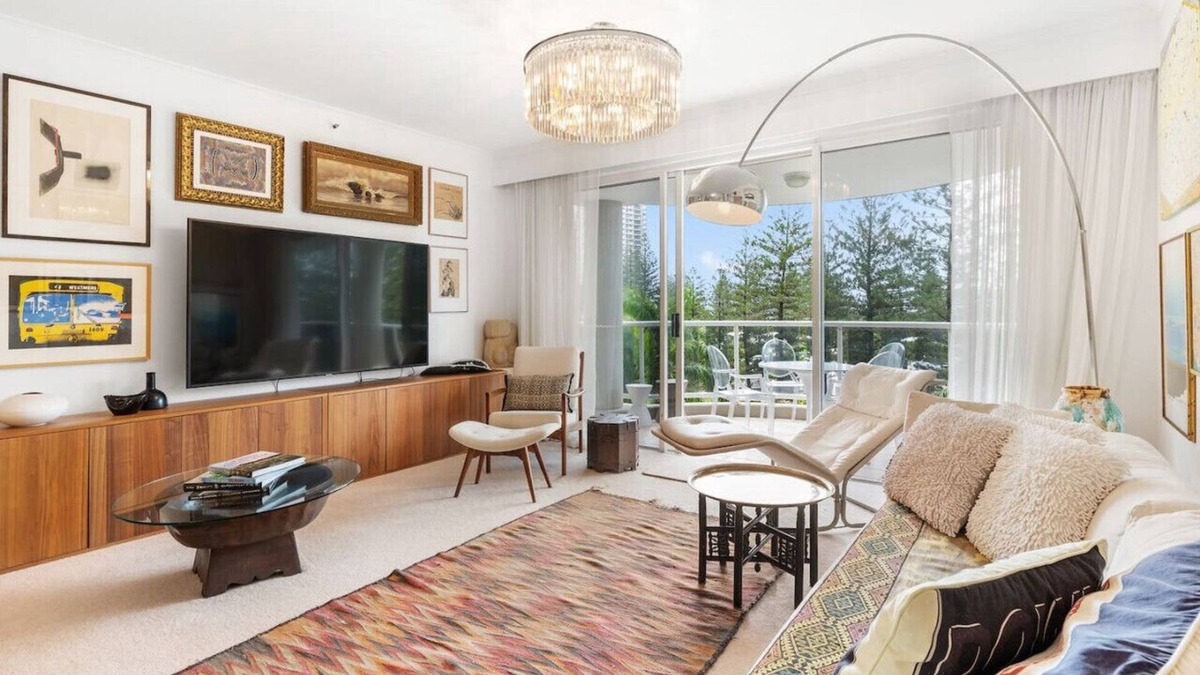Main Beach Apartment | Oscar on Main resort Walk to beach and Tedder Ave