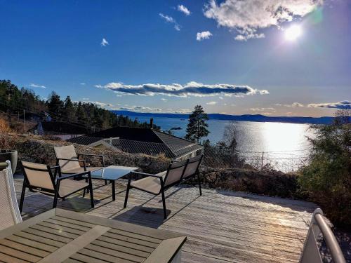 Nesoddtangen House | Oslo Fjord views with your own private beach hut at Flaskebekk