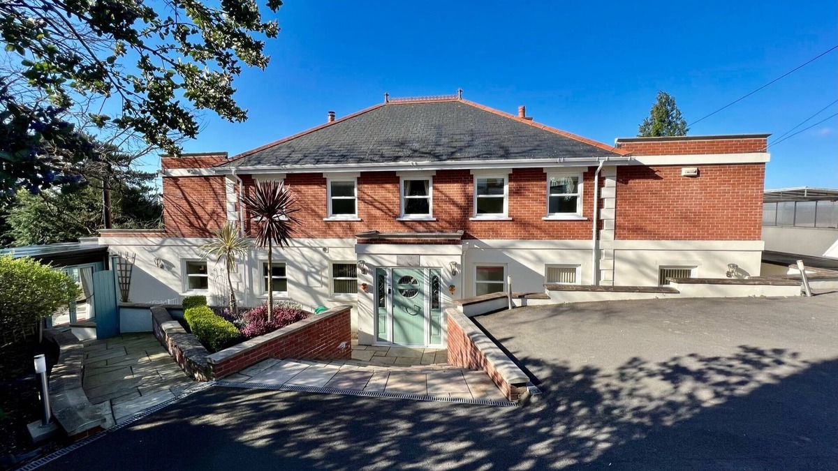 Salisbury House | Osmund House, Salisbury Sleeps up to 19