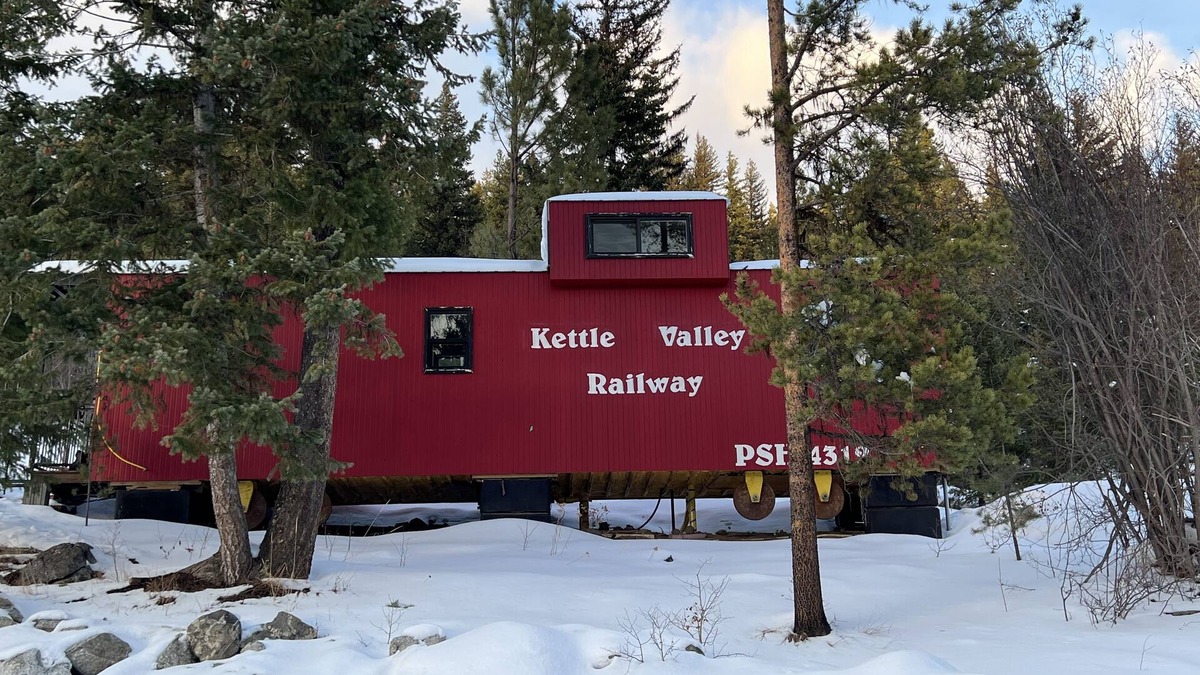 Okanagan-Similkameen Cabin | Osprey Lake Caboose beside the Kettle Valley Railway and 2 mins from Osprey Lake