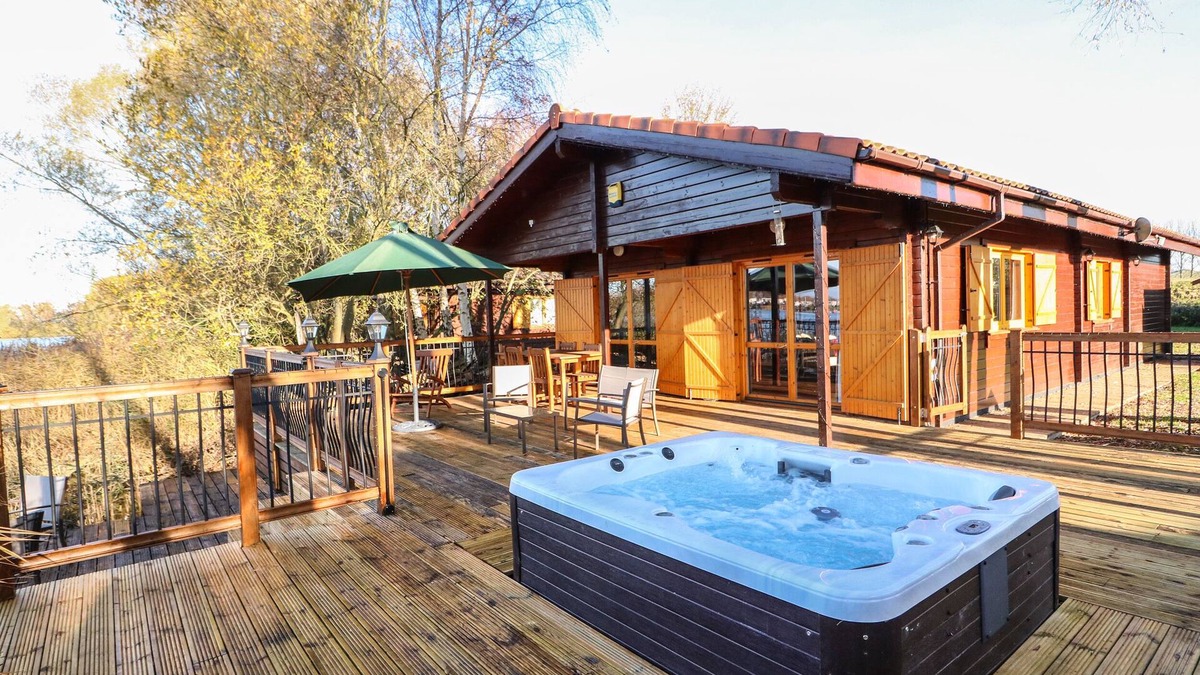 Tattershall Cottage | OSPREY LODGE, pet friendly in Tattershall Lakes Country Park