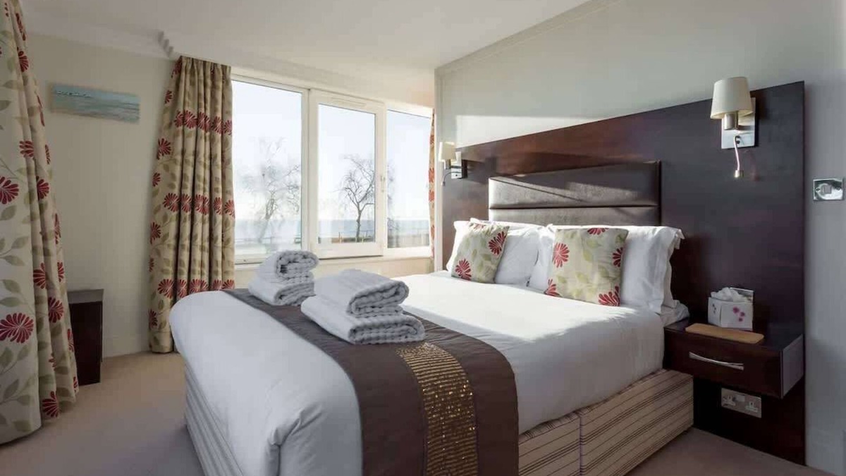 Westbourne Apartment | Ospreys - With a balcony and within a short walk of the beach