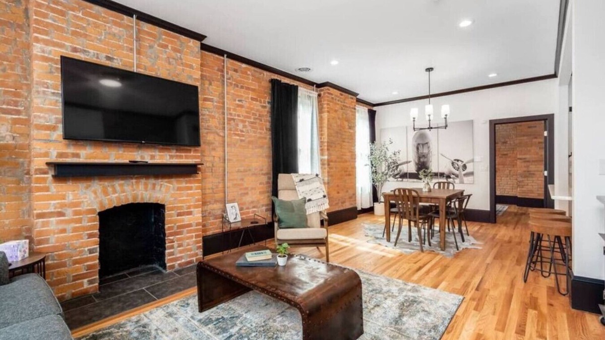 Victorian Village Apartment | OSU & Crew Stadium | Easy Walk | Great Design