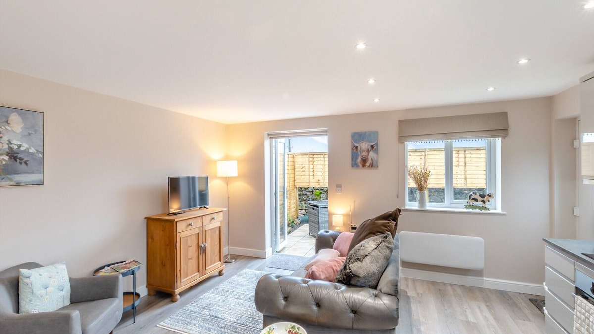 Cwm Frwd Oer Cottage | Oswald’s Rest is in an absolutely charming location and is perfect for couples.