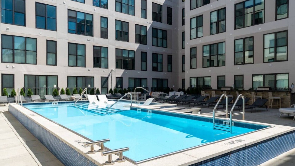 Pendleton Apartment | OTR | King Bed | Free On Site Parking | Gym | Pool