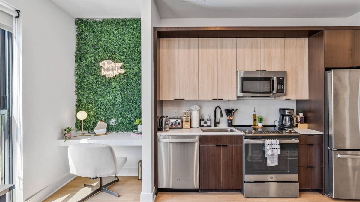 Pendleton Apartment | OTR | King Bed l Free Parking | Gym | Top Floor