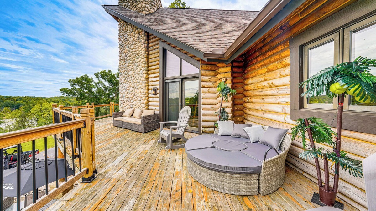 Ottawa Cabin | Ottawa Cabin: Hot Tub, Wraparound Deck, Games