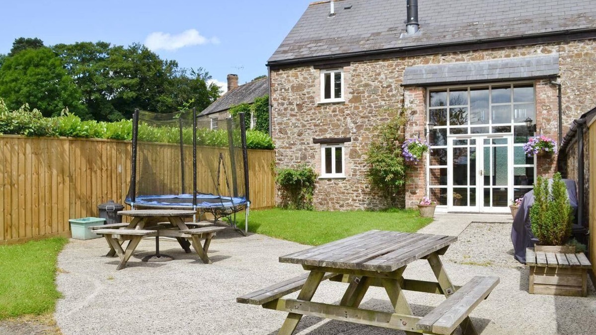 Black Torrington House | Otter's Den at Libbear Barton