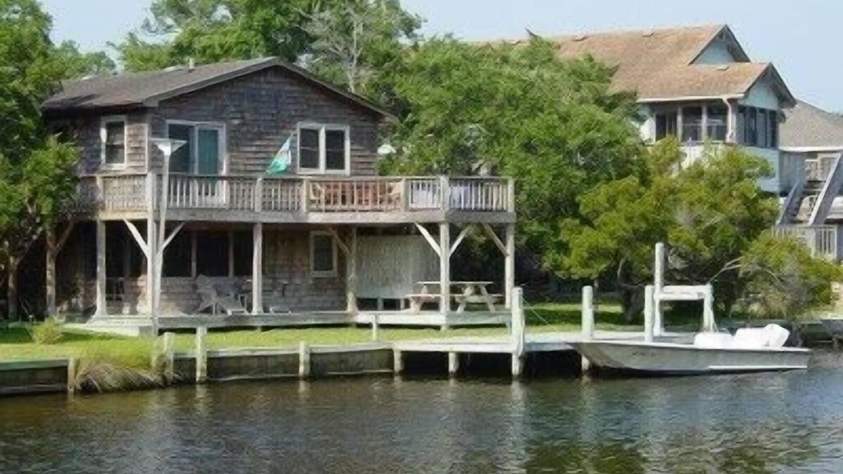 Brigands' Bay House | Otter's Pub-Fun & Relaxing On Canal-Big Dock & Great View-Kayaks-Pet Friendly