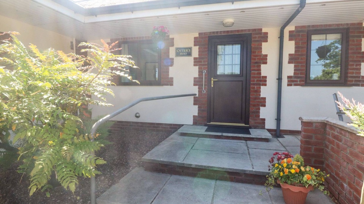 Ash Mill Cottage | OTTERS HOLT, pet friendly, with a garden in South Molton