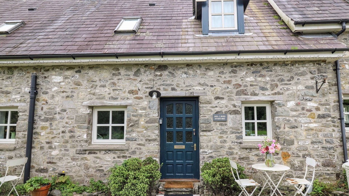 Llandeilo Cottage | OTTERS HOLT, pet friendly, character holiday cottage in Llandeilo