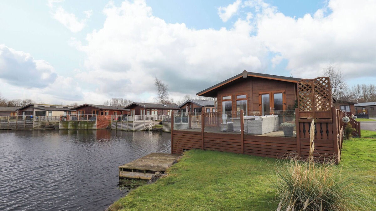 Tewitfield Cottage | OTTERS REACH, pet friendly, with a garden in Carnforth