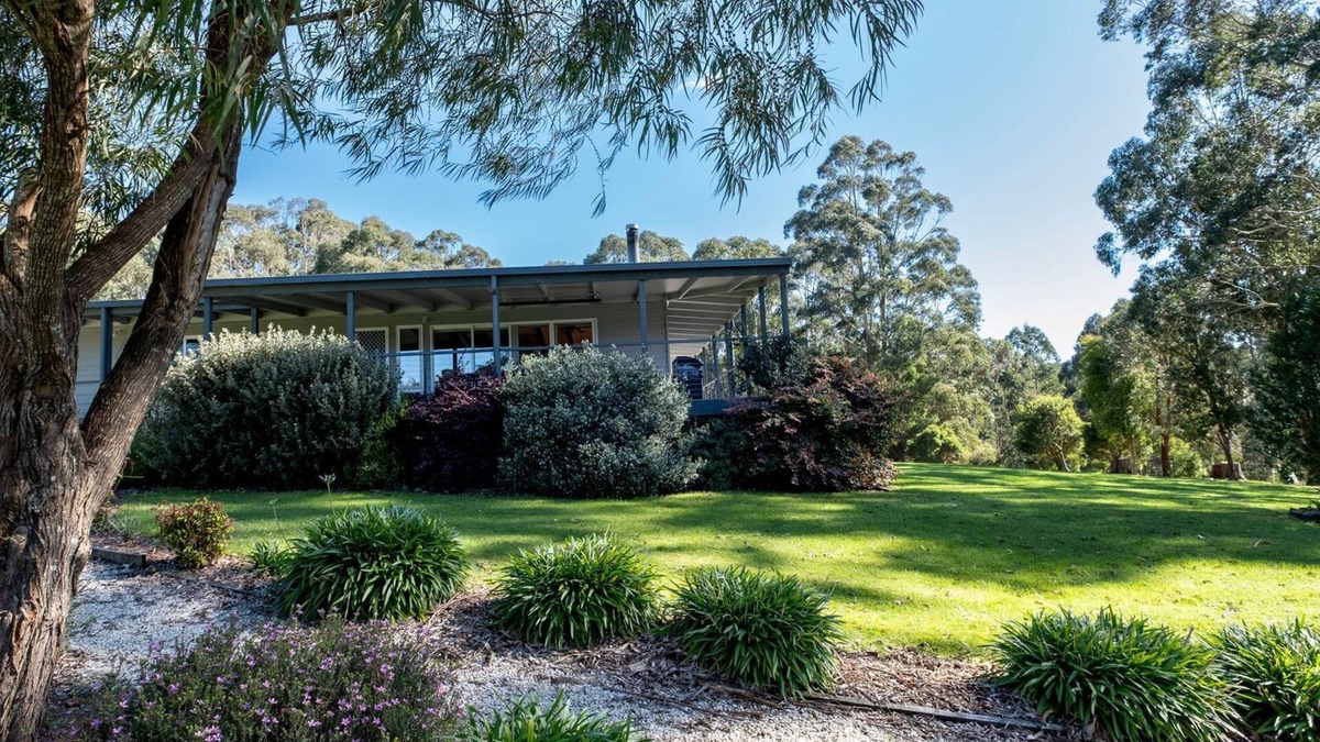 Johanna House | Otway Valley Lodge - Large family home sleeping 12 in idyllic Otways bush setting