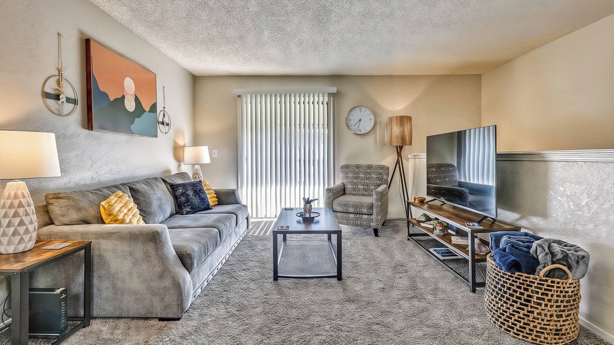 Norman Apartment | OU Sooner | Pool | Gym | Play Area | 1 mile to OU!