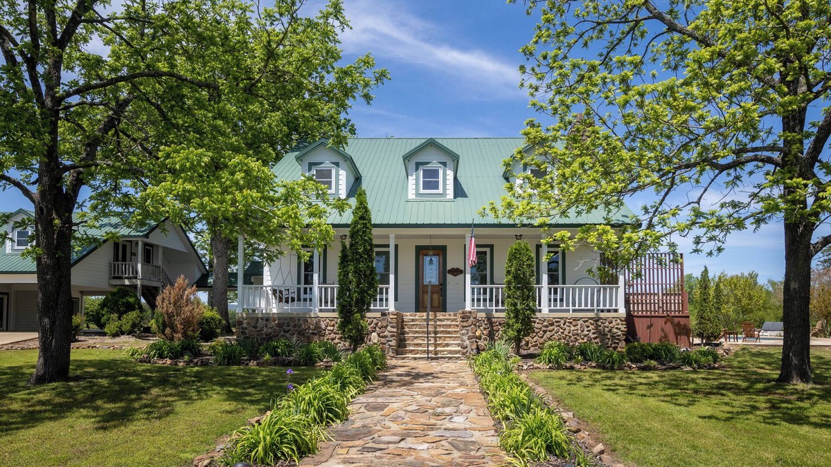 Pencil Bluff House | Ouachita Mountains Luxury Retreat on 40+ acres with Pool, Hot Tub, WiFi