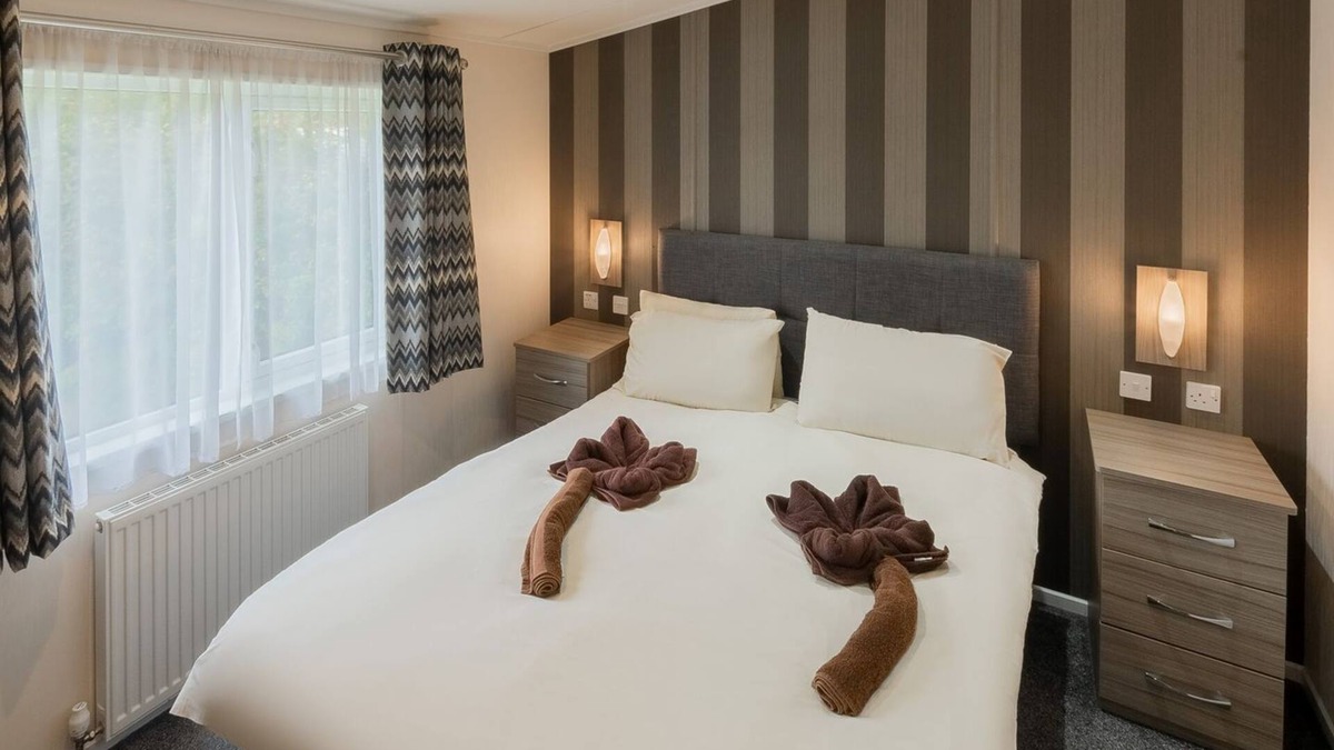 Dawlish Cabin | Our Alder lodges are great space to get together with a group of friends or the entire family.