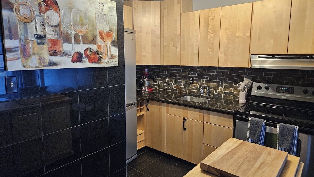 Beltline Condo | Our Cozy Downtown Calgary Retreat -With Amenities!