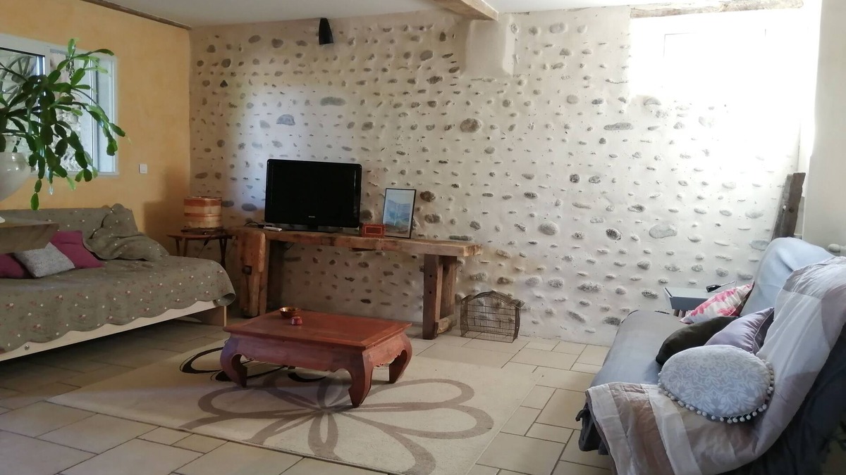 Laloubere House | Our gîte les saoumettes welcomes you in front of the Pyrenees mountain range