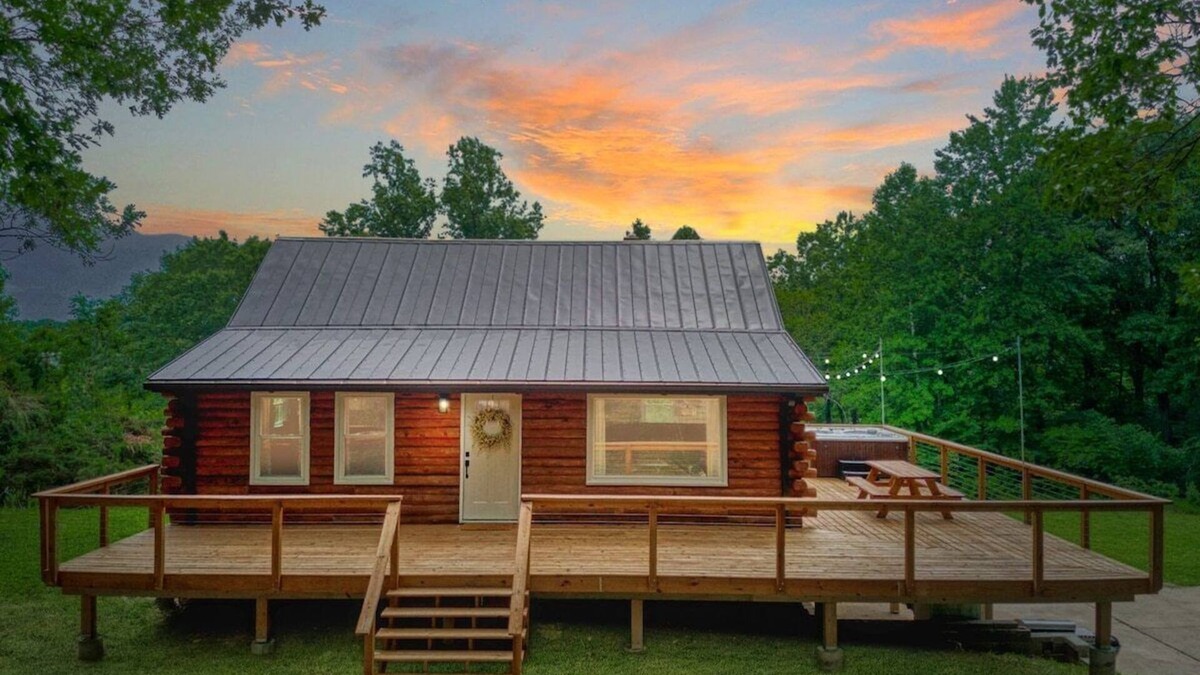 Ruby Cabin | Our Happy Place #LuxuryLogCabin HOT TUB Waffle Bar