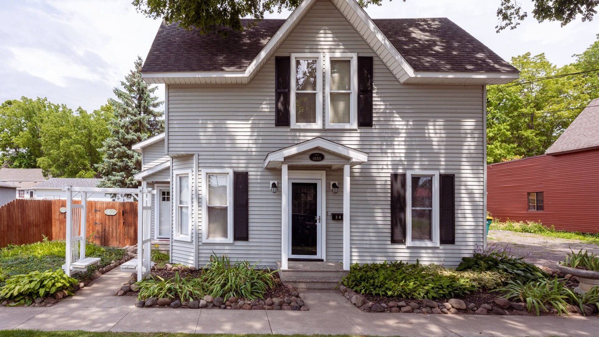 Flushing House | Our historic 140 year old home is a minutes walk to Downtown Flushing