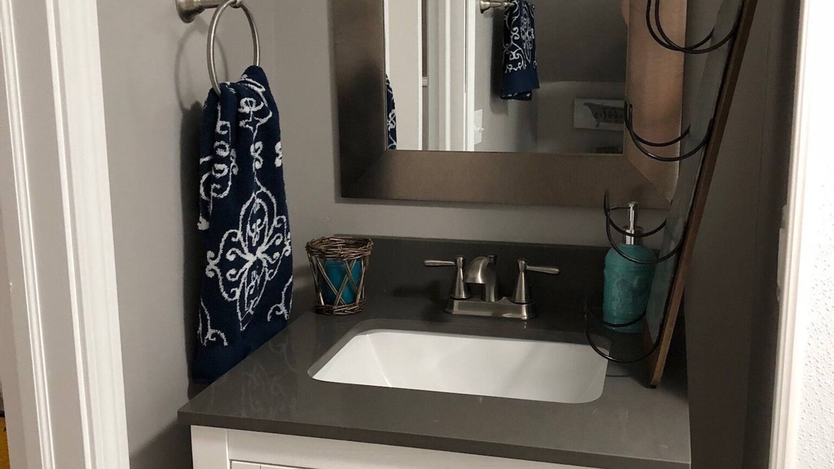 Kerr House | “Our little house on the corner” No cleaning fee and no Taxes all include.