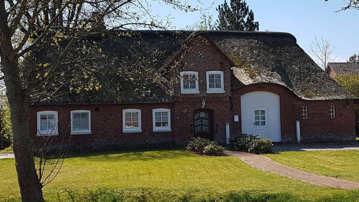 Wobbenbull House | Our "Reetdachhaus SeeHund" welcomes you!