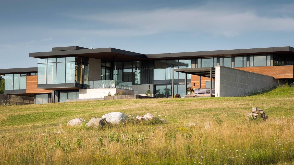 The Blue Mountains House | Out of this world LA inspired home near Thornbury with studio! 6bdrm 6bath!