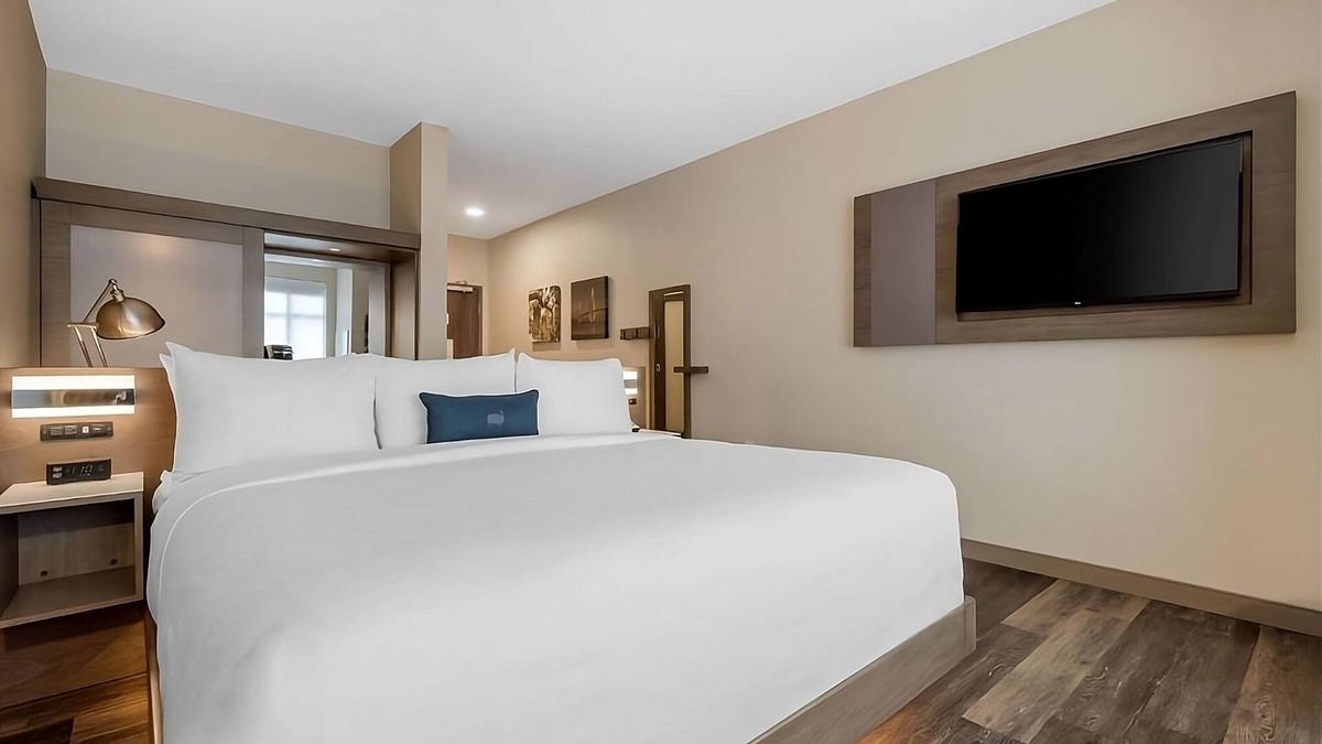 Lauderdale Beach Hotel | Outdoor Getaway! Stylish Unit Near Beach and Attraction, Valet Parking