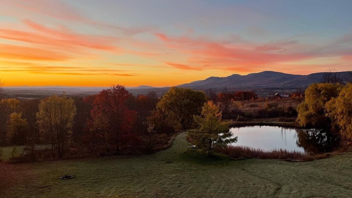 Oak Hill Cabin | Outdoor Movie Screen, Pond, Fire Pit, and Lux Hot Tub