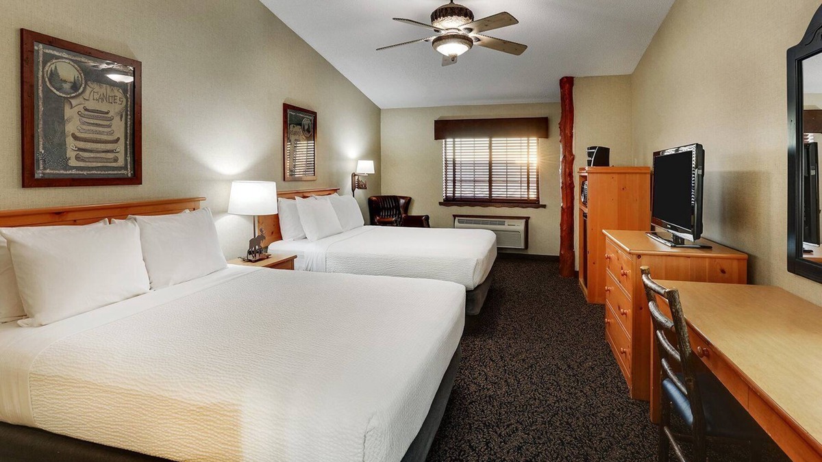 Moline Hotel | Outdoor Pool, Hot Breakfast, Deluxe 2 Queen, Stoney Creek Quad Cities