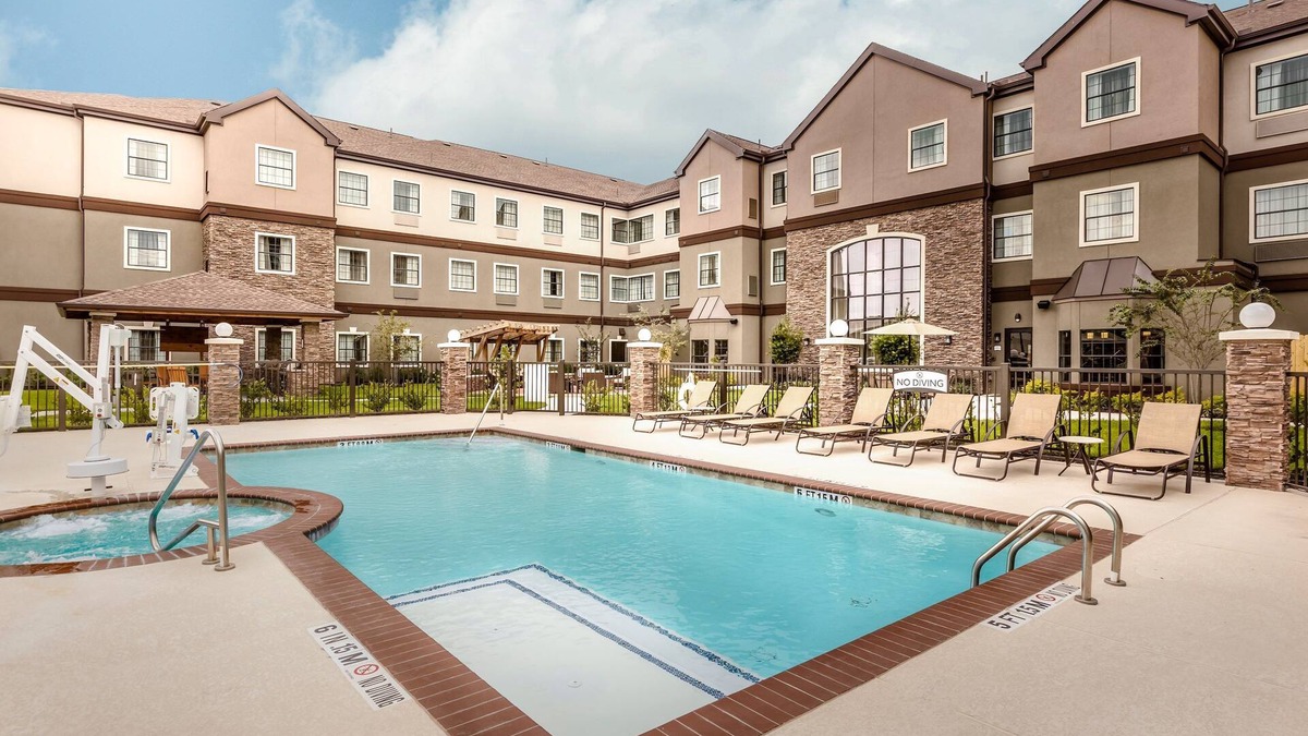 Spring Branch West Condo | Outdoor Pool + Hot Tub + 24 Hour Business Center | Houston Energy Corridor