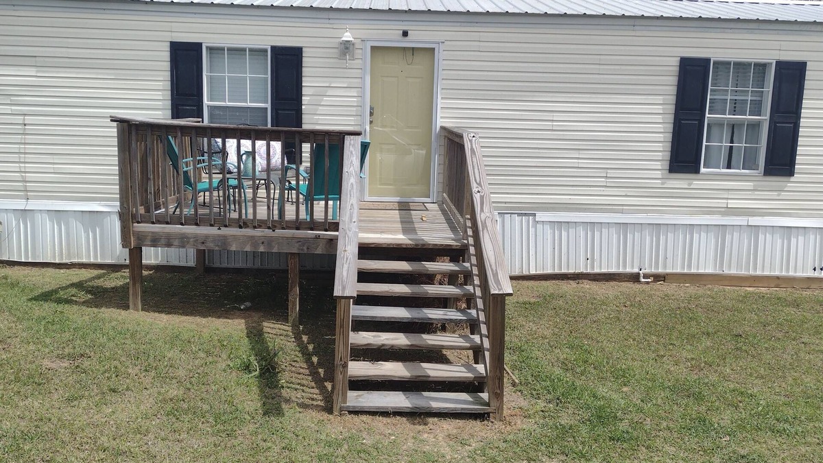 Blountstown House | Outdoorsman's Paradise with wide open spaces and pet friendly! n