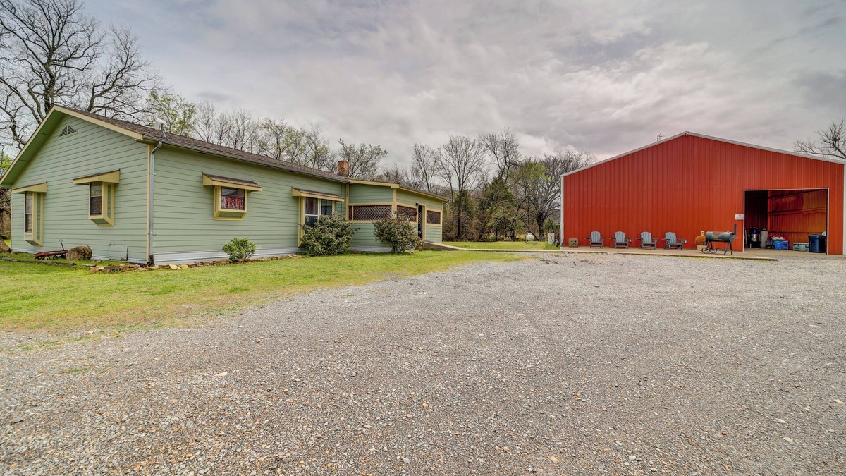 Daisy House | Outdoorsy Getaway Near Atoka: Hunt, Fish & Relax!